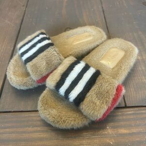 Burberry Kids Hockley Icon Stripe Faux Fur Slides in archive beige size 33/2
